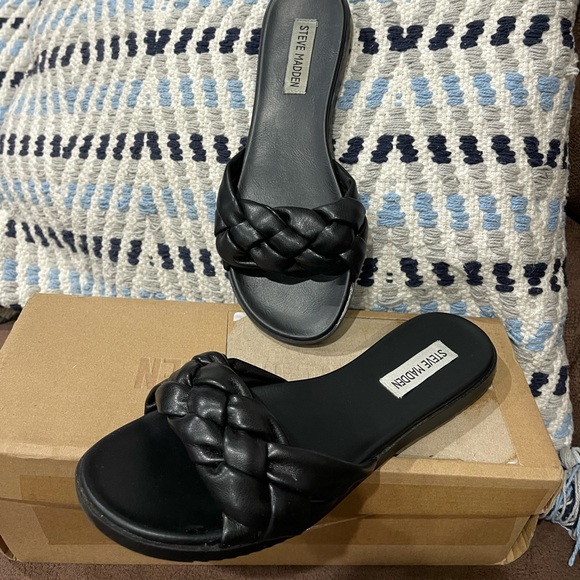 Steve Madden Shoes - New Steve Madden knotted black sandals 6.5